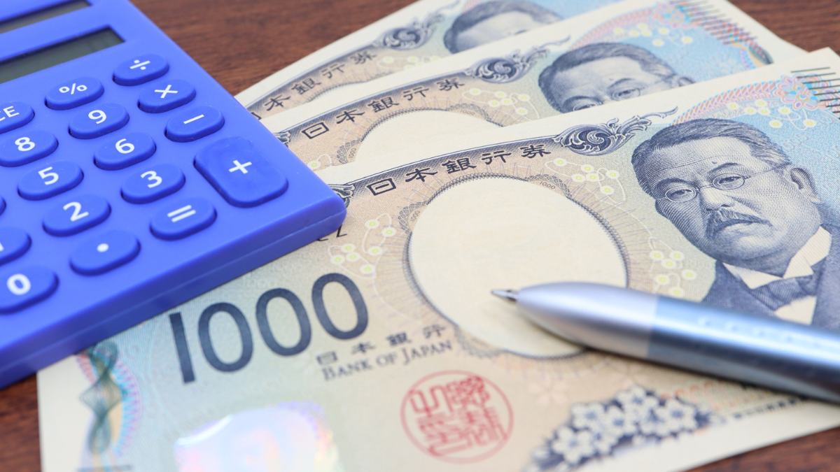 電卓と紙幣で料金相場をイメージした様子